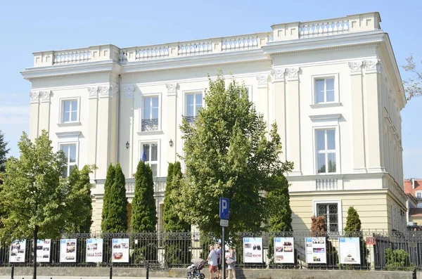 Edificio blanco en avenida de Varsovia — Foto de Stock