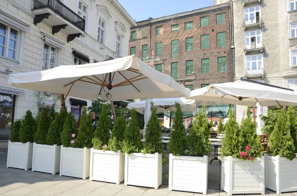 Restaurace na Plaza of Royal Route ve Varšavě — Stock fotografie