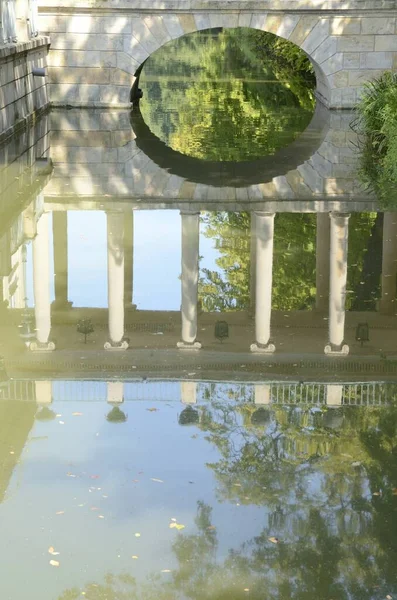 Columnas sobre el agua en Varsovia — Foto de Stock