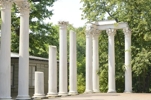 Белые колонны в парке Варшавы — стоковое фото