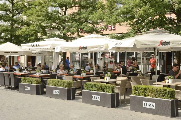 クラクフの広場にある外観レストラン — ストック写真
