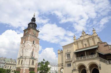 Polonya 'nın eski Krakow kasabasındaki Ana Pazar Meydanı' ndaki Belediye Binası ve Kule Kulesi.