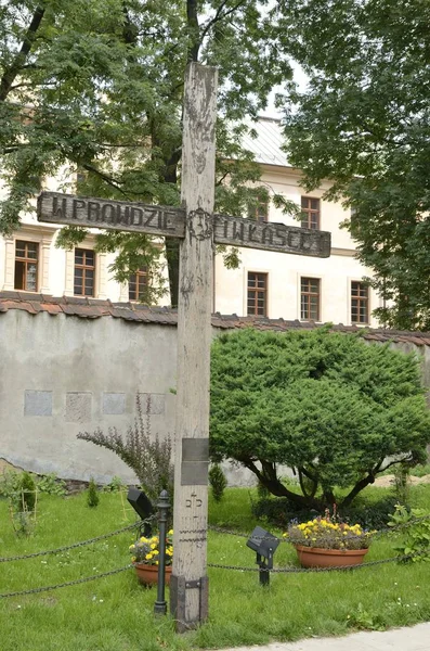 ポーランド クラクフ 2018年7月27日ポーランド クラクフ旧市街の草の上の木の十字架 — ストック写真