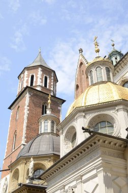 Polonya 'nın tarihi Krakow kentindeki Wawel Tepesi' ndeki Aziz Stanislaus ve Wenceslaus katedralinin güzel kubbeleri..