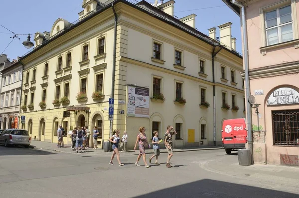 Cracovia Polonia Luglio 2018 Persone Che Attraversano Strada Kazimierz Distretto — Foto Stock