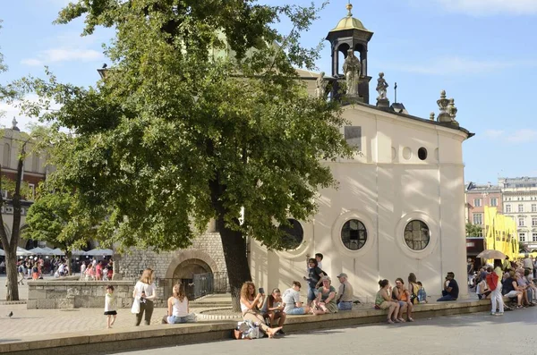 Cracóvia Polônia Julho 2018 Pessoas Redor Igreja Santo Adalberto Praça — Fotografia de Stock