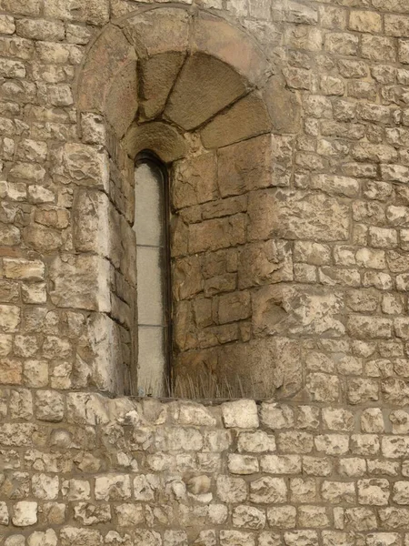 Stretta Finestra Sulla Facciata Pietra Della Chiesa Sant Adalberto Nella — Foto Stock