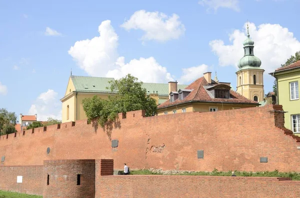 Warschau Polen Juli 2018 Wandelende Man Naast Historische Muur Het — Stockfoto