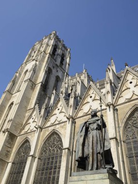 Brüksel, Belçika - 29 Mart 2019: Brüksel, Belçika 'daki Saint Michael Katedrali ve Saint Gudula Katedrali önünde Katolik Kardinal Mercier' in bronz heykeli. 