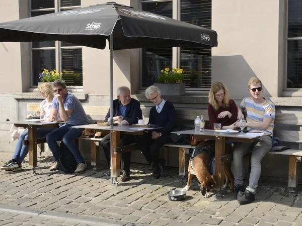 Gent Belgien März 2019 Menschen Einem Terrassenrestaurant Der Kopfsteinpflasterstraße Von — Stockfoto