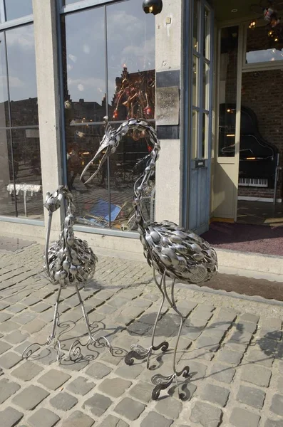 ベルギー ゲント 2019年3月31日 ベルギーの東フランダース州の首都ゲントにある装飾店の外に台所用品で作られた鳥の彫刻 — ストック写真