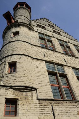 Gent 'teki soluk tuğla bina, Belçika' nın Doğu Flanders eyaletinin başkenti..