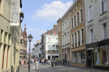 Gent, Belçika - 31 Mart 2019: Belçika 'nın Doğu Flanders eyaletinin başkenti Gent' in Eski Kasabası 'ndaki yaya caddesindeki insanlar.
