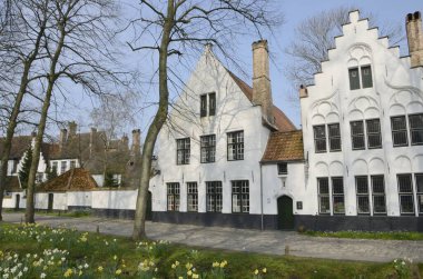 Brugge, Belçika - 31 Mart 2019: Brugge, Batı Flanders, Belçika 'daki beyaz binalar. 