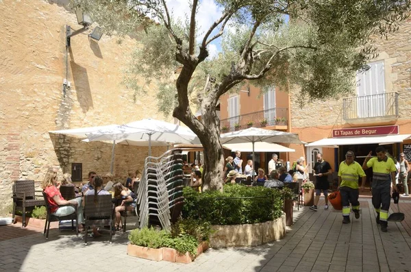 Begur Spanien Juli 2017 Människor Litet Torg Den Gamla Staden — Stockfoto