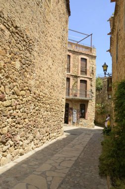 Dostlar, İspanya - 25 Temmuz 2017: Ortaçağ Pals köyünün kaldırımlı sokaktaki adam, Girona, Katalonya, İspanya 'nın Emporda bölgesinin ortasında yer alıyor.