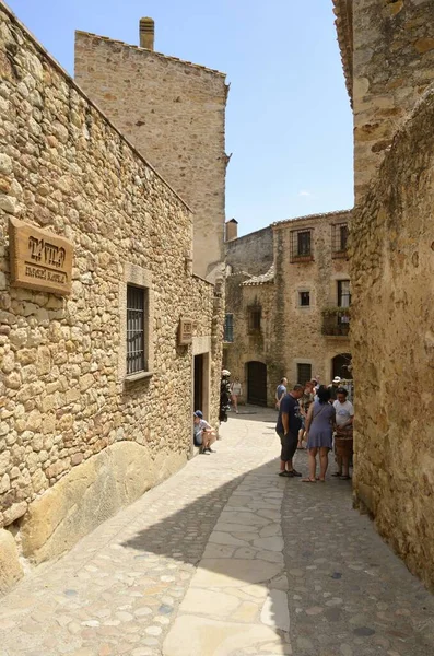 Pals Spain July 2017 People Cobbled Alley Medieval Village Pals — Stock Photo, Image