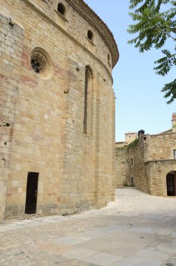 İspanya 'nın Katalonya bölgesindeki Girona Emporda bölgesinin ortasında bulunan Ortaçağ Pals köyünün sokağındaki taş binalar.