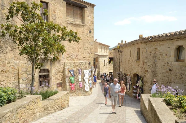 Pals Spagna Luglio 2017 Persone Strada Acciottolata Del Villaggio Medievale — Foto Stock