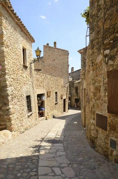 Pals Spain July 2017 People Cobbled Alley Medieval Village Pals — Stock Photo, Image