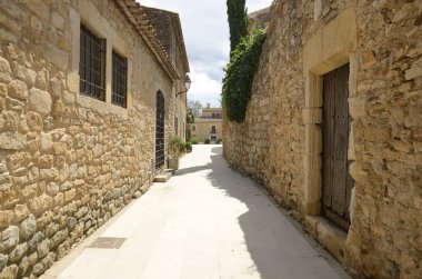 Peratallada 'nın ortaçağ köyünde Girona, Katalonya, İspanya' nın Emporda bölgesinin ortasında yer alan bir taş sokak..