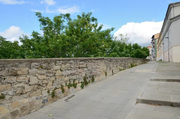 スペインのナバラ コミュニティの首都パンプローナの小さな石壁に沿って歩行者用歩道 — ストック写真