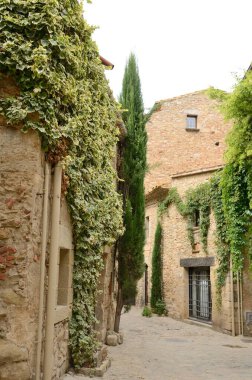 Peratallada 'nın ortaçağ köyündeki taş mimarisi, Girona, Katalonya, İspanya' nın Emporda bölgesinin ortasında yer almaktadır..