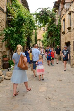 Peratallada, İspanya - 25 Temmuz 2017: Peratallada 'nın orta çağ köyü Peratallada' nın kaldırımlı patikasındaki insanlar, Girona, Katalonya, İspanya 'nın Emporda bölgesinin ortasında yer alıyorlar..