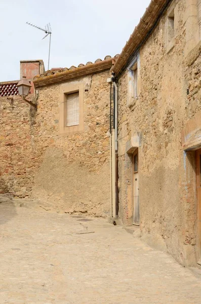 スペイン カタルーニャ州ジローナのエンポルダ地方の真ん中に位置し Peratalladaの中世の村の古い伝統的な石造りの家 — ストック写真