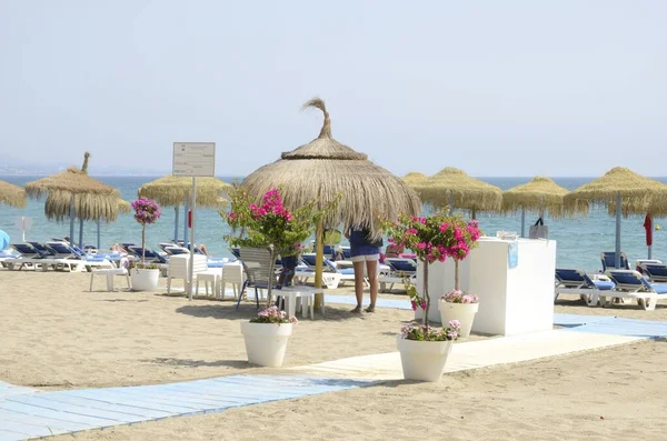 西班牙马贝拉 2018年8月31日 在西班牙安达卢西亚马贝拉海滩边的日光浴床休息 免版税图库图片