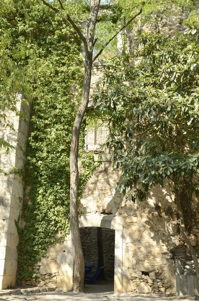 Girona Katalonya Spanya Nın Kuzeydoğusundaki Eski Duvarların Yanındaki Tarihi Bina — Stok fotoğraf