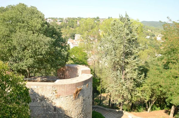 スペイン北東部のカタルーニャ州ジローナの歴史的城壁からの街の景色 — ストック写真