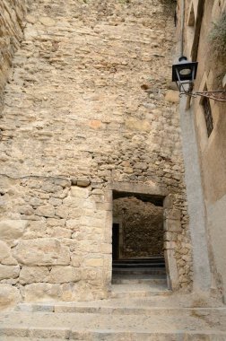 İspanya 'nın kuzeydoğusundaki Girona, Katalonya' nın Yahudi mahallesindeki dar taş sokağa açılan eski kapı..