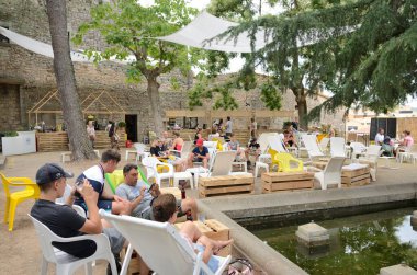 Girona, İspanya - 24 Temmuz 2017: İspanya 'nın Katalonya kentindeki Girona kasabasında park halindeki gölet çevresindeki dış bardaki insanlar.