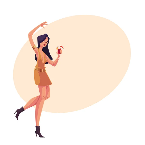Молодая клубная девушка в коротком платье танцует с коктейльным бокалом — стоковый вектор