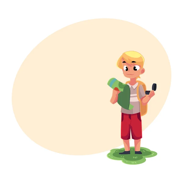 Юный белый мальчик с рюкзаком, изучающий карту, держащий компас — стоковый вектор