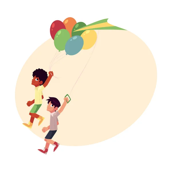 Schwarzafrikanische und kaukasische Jungen laufen zusammen mit Luftballons, Drachen — Stockvektor