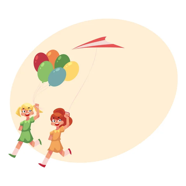 Две подружки-подростки бегают вместе с воздушными шарами и воздушным змеем — стоковый вектор