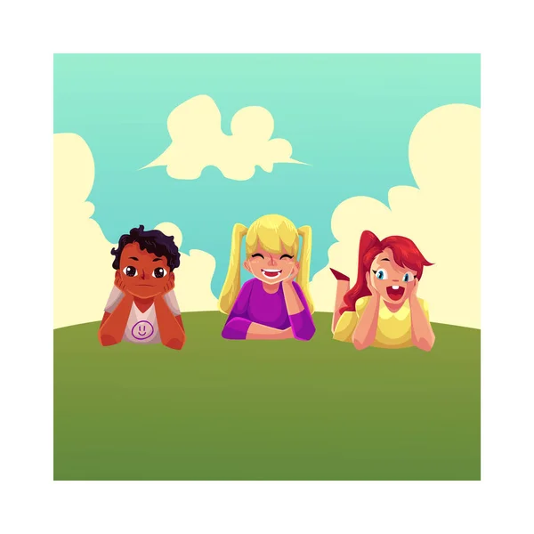 Drei glückliche Kinder liegen auf grünem Gras unter sommerlichem Himmel — Stockvektor
