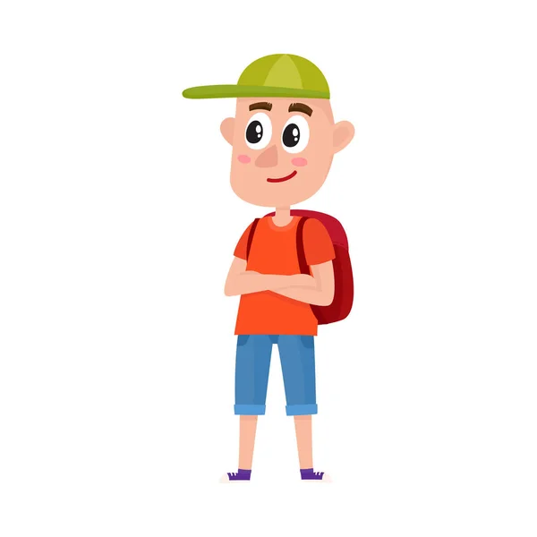 Хлопчик-підліток турист з рюкзаком в шортах і бейсбольній шапці — стоковий вектор