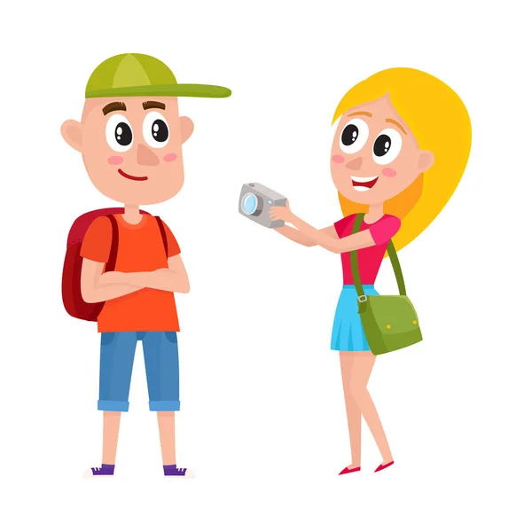 Pareja de turistas con mochilas en gira de vacaciones, haciendo fotos — Vector de stock