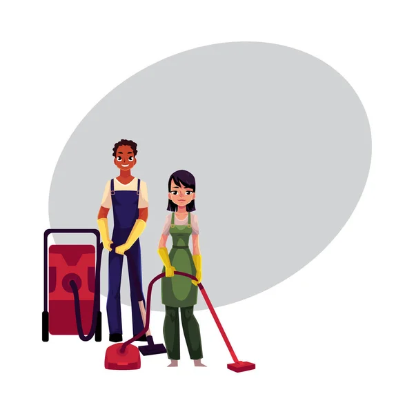 清洁服务工人，男人，女人，在使用真空吸尘器的工作服 — 图库矢量图片