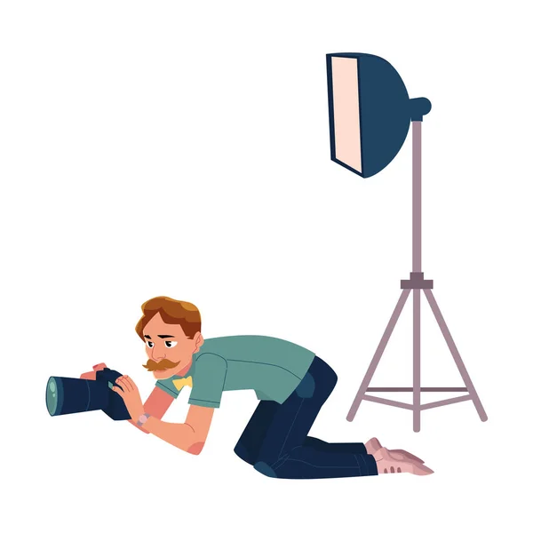 Photographer, camera man taking pictures, shooting from low angle, kneeling — Stock Vector