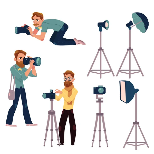 Набор мультипликационных фотографов на работе и профессиональное оборудование — стоковый вектор