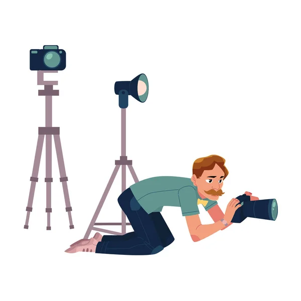 Photographer, camera man taking pictures, shooting from low angle, kneeling — Stock Vector