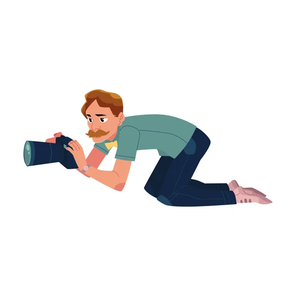 Photographer, camera man taking pictures, shooting from low angle, kneeling — Stock Vector