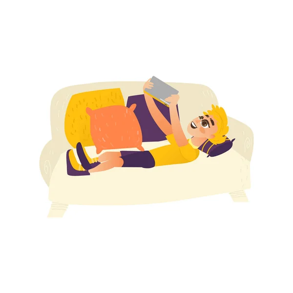 Adolescente deitado no sofá, usando tablet gadget — Vetor de Stock
