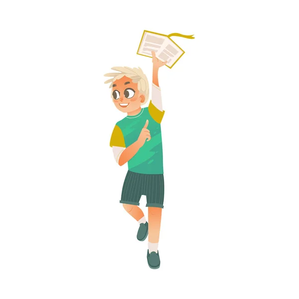 Векторный мультяшный мальчик с открытой книгой над головой — стоковый вектор