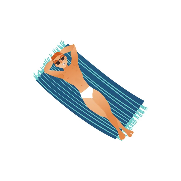 Jonge man in badmode en zonnebril sunbathes opleggen grote blauwe strandlaken. — Stockvector