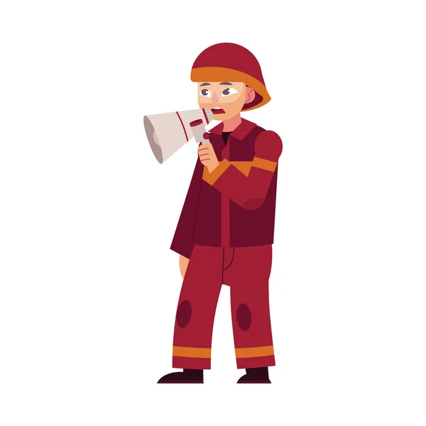 Bombero en uniforme protector rojo y soportes de casco sosteniendo el altavoz en la mano e informa a la gente sobre el fuego . — Vector de stock